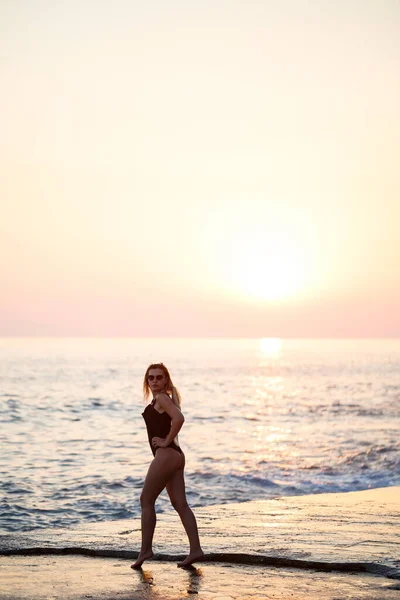 Linda Senhora Fato Banho Preto Praia Rosto Sorridente Com Chapéu — Fotografia de Stock