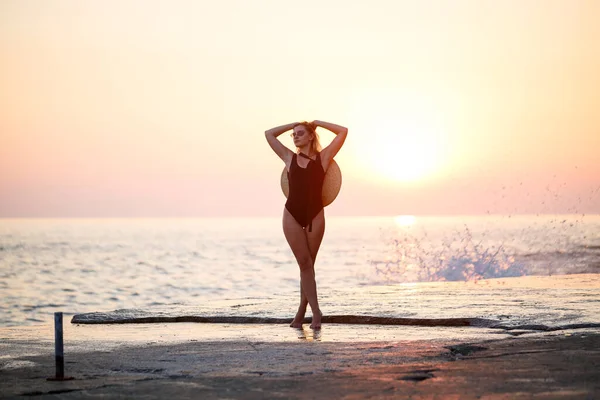 Attractive Young Girl Long Hair Poses Front Camera Beach She — Stock Photo, Image