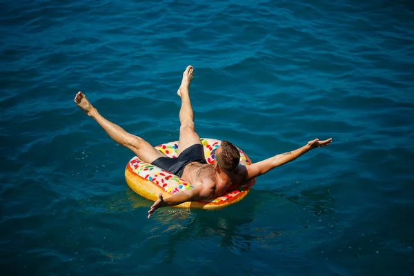 Jeune Homme Flotte Sur Cercle Pneumatique Gonflable Dans Mer Avec — Photo