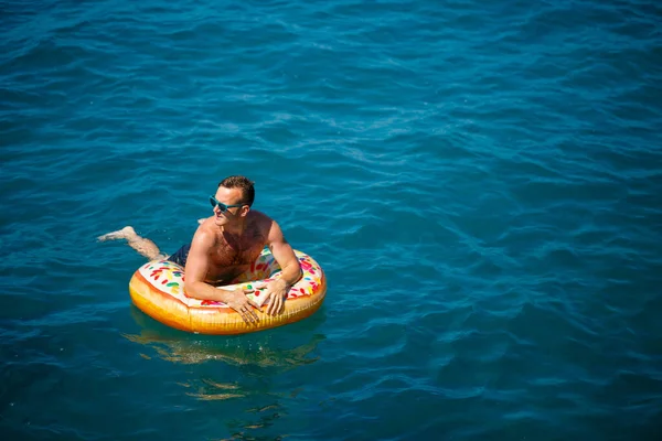 Junger Mann Auf Einem Aufblasbaren Ring Meer Ruht Und Schwimmt — Stockfoto