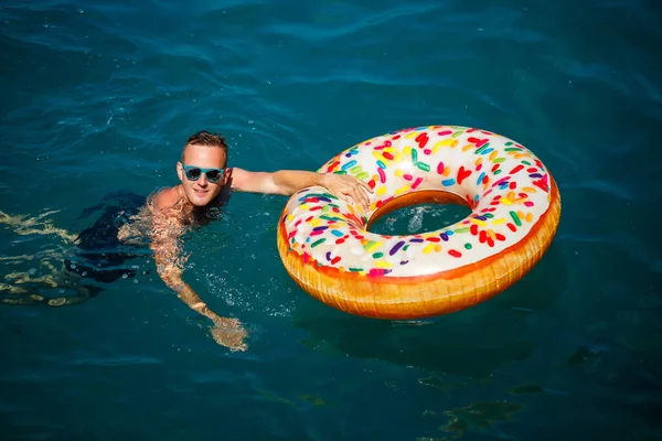 Junger Mann Auf Einem Aufblasbaren Ring Meer Ruht Und Schwimmt — Stockfoto