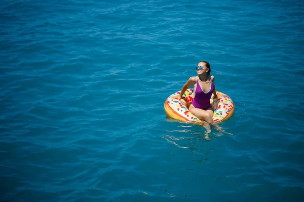 Jeune Fille Insouciante Profitant Une Journée Détente Mer Flottant Sur — Photo