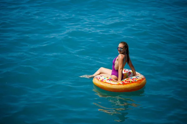 Jeune Fille Insouciante Profitant Une Journée Détente Mer Flottant Sur — Photo