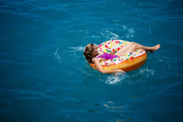 Ξέγνοιαστη Νεαρή Γυναίκα Που Απολαμβάνει Μια Χαλαρωτική Μέρα Στη Θάλασσα — Φωτογραφία Αρχείου