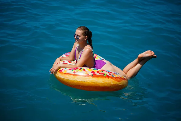 Schöne Glückliche Junge Frau Einem Badeanzug Mit Einem Aufblasbaren Ring — Stockfoto