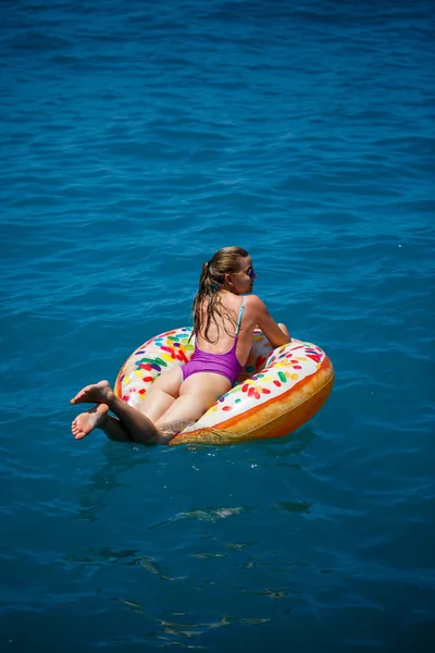 Beautiful Young Woman Sea Swims Inflatable Ring Has Fun Vacation — Stock Photo, Image