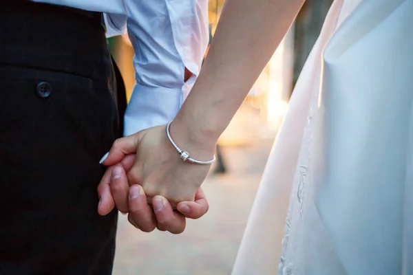 Braut Und Bräutigam Halten Sich Hochzeitstag Die Hand — Stockfoto