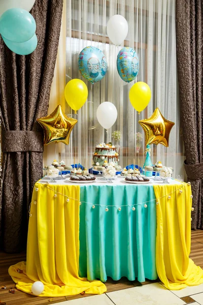 Söt Vacker Tårta Och Andra Sötsaker Till Ett Barns Födelsedag — Stockfoto