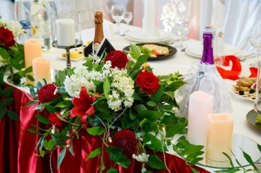 Yeni evliler için düğün süslemeleri.