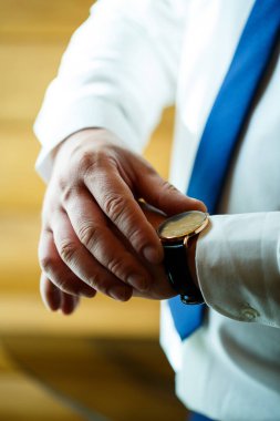 Adam düğün günü takım elbise ve aksesuar giyer..