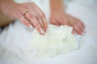 Gelin güzel bir jartiyer giyer bacağına