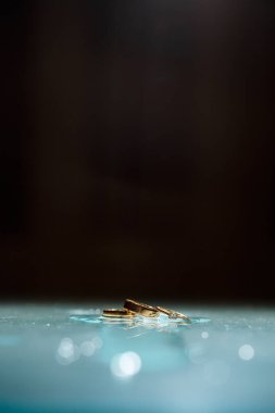 Gelinin düğün gününde taşlı altın yüzük.