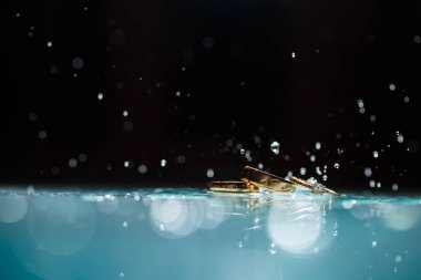 Gelinin düğün gününde taşlı altın yüzük.