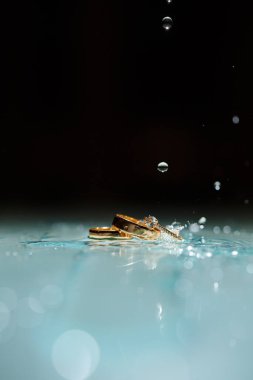 Gelinin düğün gününde taşlı altın yüzük.