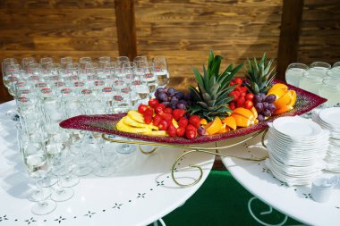 Yeni evliler için düğün süslemeleri.