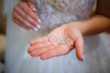 Düğün günlerinde gelinin elinde güzel alyanslar.