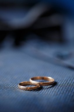 Yeni evliler için altın alyanslar