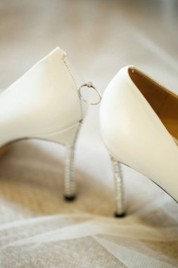 Düğün gününde kadın ayakkabılı altın alyans.