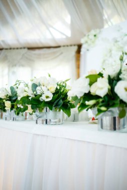 Yeni evliler için düğün süslemeleri.