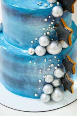 Şenlikli bir günde güzel büyük bir pasta