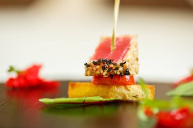 Lokantadaki lezzetli yemekler tabakta