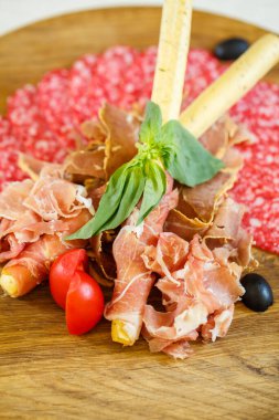 Lokantadaki lezzetli yemekler tabakta