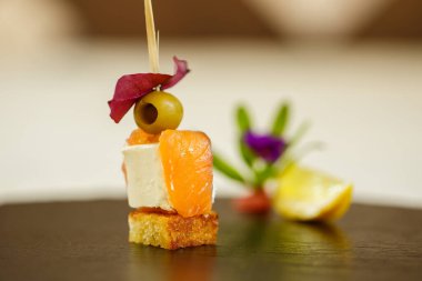 Lokantadaki lezzetli yemekler tabakta