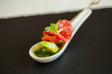 Lokantadaki lezzetli yemekler tabakta