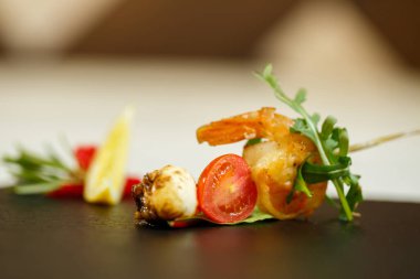 Lokantadaki lezzetli yemekler tabakta