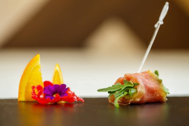 Lokantadaki lezzetli yemekler tabakta