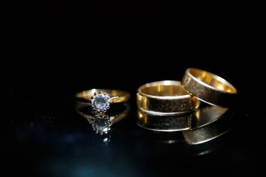 Siyah camlı altın alyans.