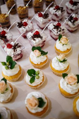 Şenlikli bir günde güzel ve lezzetli kekler