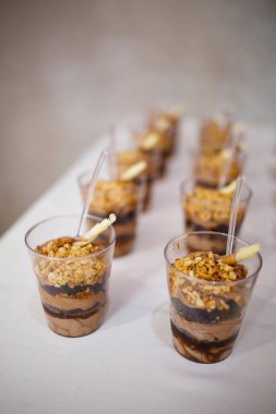 Şenlikli bir günde güzel ve lezzetli kekler