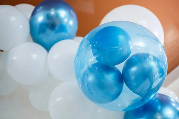 Niebiesko Białe Balony Wakacjach Dla Dzieci — Zdjęcie stockowe