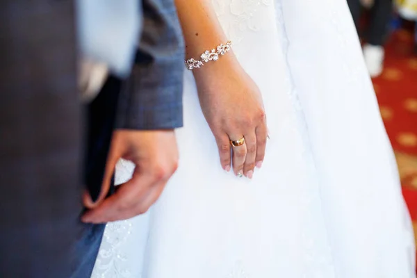 Goldene Eheringe Den Händen Des Brautpaares — Stockfoto