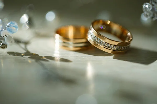 Guld Vigselringar För Nygifta Bröllopsdagen — Stockfoto