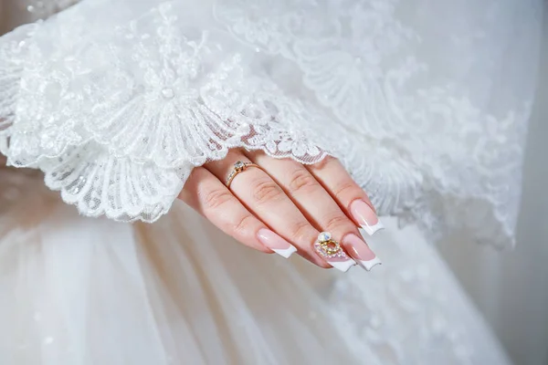 Руки Нареченої Складені Білій Весільній Сукні — стокове фото