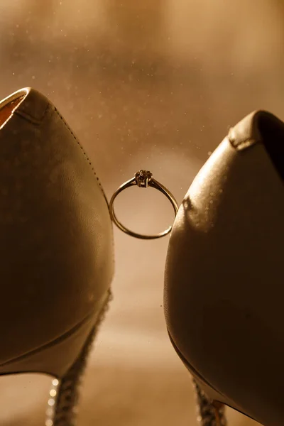 Anillo Boda Oro Con Zapatos Mujer Día Boda — Foto de Stock