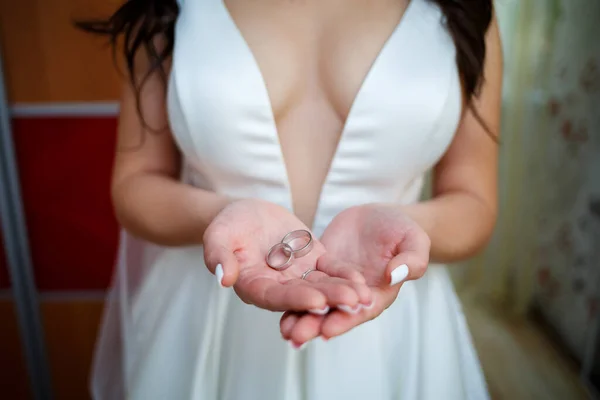 Золотые Обручальные Кольца Руках Молодоженов День Свадьбы — стоковое фото