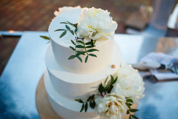 Beautiful and sweet wedding cake for newlyweds