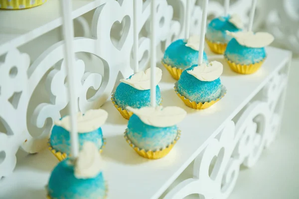 Süße Schöne Kuchen Und Andere Süßigkeiten Zum Kindergeburtstag — Stockfoto