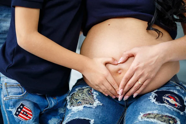 Bela Barriga Grávida Uma Menina — Fotografia de Stock