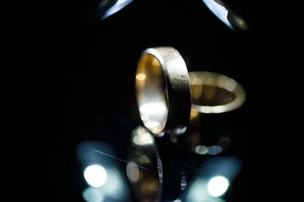 Anel Casamento Ouro Vidro Preto — Fotografia de Stock