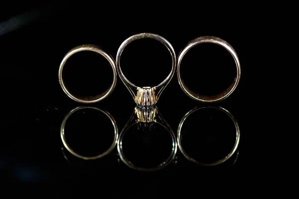 Bague Mariage Sur Verre Noir — Photo