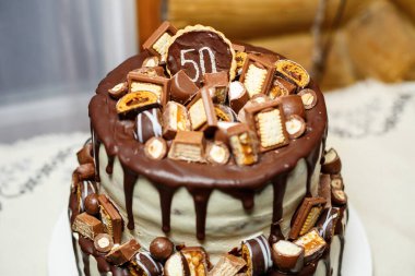 Şenlikli bir günde güzel büyük bir pasta