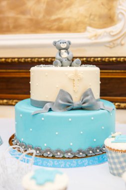 Tatlı güzel pasta ve bir çocuğun doğum günü için diğer tatlılar.