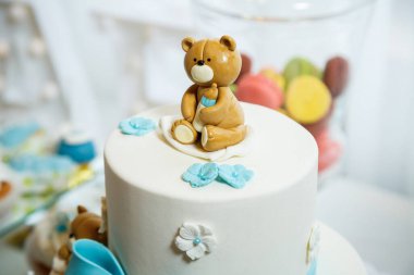 Tatlı güzel pasta ve bir çocuğun doğum günü için diğer tatlılar.