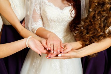 Altın alyanslar yeni evlilerin elinde.