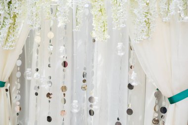 Yeni evliler için düğün süslemeleri.