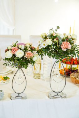 Yeni evliler için düğün süslemeleri.